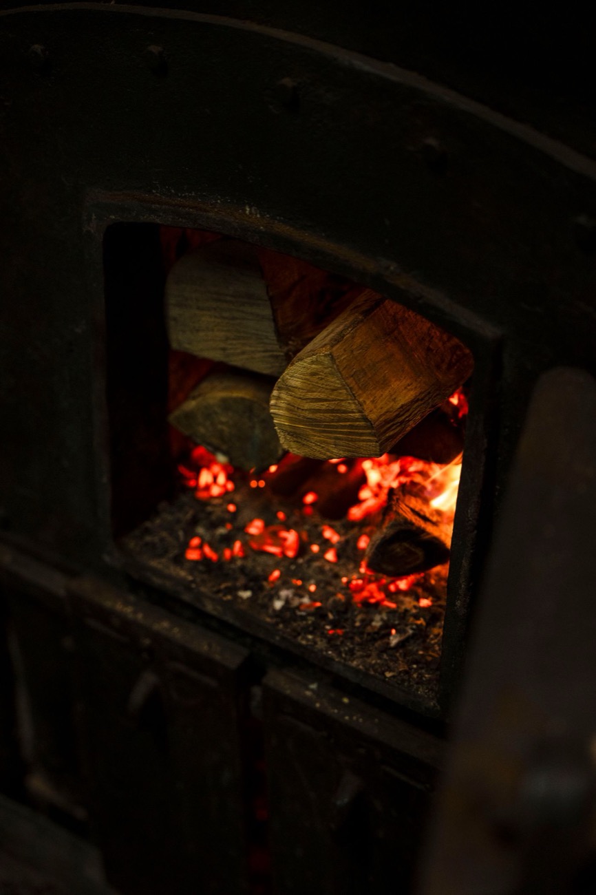Gros plan sur des bûches en train de brûler, braises incandescentes