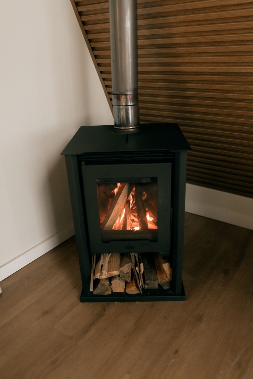Poêle à bois noir moderne avec flambée dans un salon contemporain